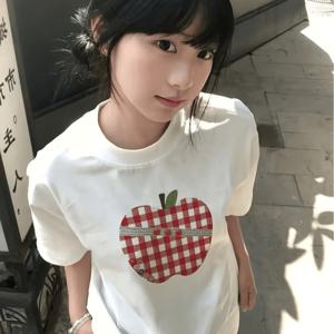 TEMU 남성/여성 레트로 체크 패턴 사과 프린트 티셔츠 - 빨간색과 초록색 사과가 있는 흰색 티, 부드러운 캐주얼 상의, 봄/여름용, 세탁기 사용 가능 데일리 필수템, 산뜻한 캐주얼 스타일, 비투명 원단, 시즌 웨어, 레트로 패션