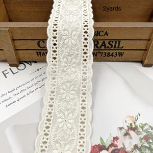 TEMU 2야드의 고급스러운 플로럴 레이스 트림, 러플 엣지 디자인, 폭 4.5cm (1.77인치), 화이트 & 베이지 색상. 의류, 홈 데코, 웨딩, 생일, 테이블보, 커튼, 셔츠, 스커트 등 다양한 프로젝트에 적합