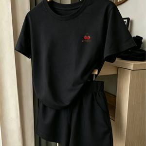 2pcs 세트: 여성 캐주얼 반팔 티셔츠 & 반바지 세트, 여름 체리 프린트, 블랙 & 화이트 컬러 블록 라운드넥 셔츠 탑 & 포켓 반바지 세트, 편안한 데일리 캐주얼 웨어, 집, 수면에 적합