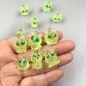 랜덤 12개 레진 귀여운 녹색 외계인 소형 참, 주얼리 제작에 적합, 파티 추가, 귀걸이, 목걸이, 가방 참으로 완벽