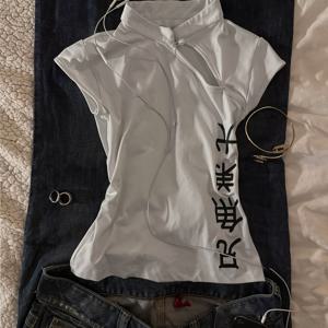 Y2K 빈티지 새로운 중국풍 수정형 치파오 티셔츠, 스탠드 칼라 홀아웃 슬림핏 몸매 비침 핫탑, 한자 프린트 반팔