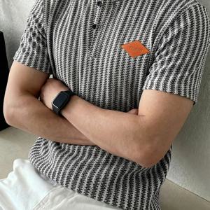 [ROYALBOY] 새로운 봄 컬렉션을 선보입니다. 블랙 앤 화이트 헤링본 패턴의 반팔 셔츠가 특징이며 파티 및 모임에 완벽합니다.