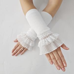 가을, 겨울용 긴 니트 장갑 한 쌍. 따뜻한 털실과 레이스 트림이 특징이며, 결혼식, 생일, 기념일, 크리스마스 장식에 적합합니다. 여성용 특별한 날을 위해 디자인되었습니다.