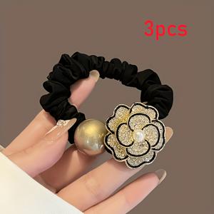 3개 세트, 빈티지 동백 모조 진주 헤어 타이, 풀-페브 리네스톤 3D 꽃과 대형 모조 진주, 블랙 탄성 새틴 러치 원형, 탄성 및 내구성. 부드럽고 여성스러운 미적 액세서리, 데일리 외출, 이브닝 이벤트에 적합