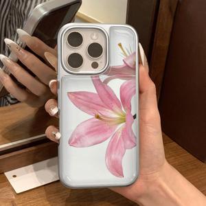 휴대폰 케이스 - 아이폰 17 Pro Max 케이스에 적합한 산뜻하고 우아한 핑크 릴리 꽃무늬 패턴. 아이폰 16 Pro/15/14/13 Pro/12/11과 호환됩니다. 미니멀하고 창의적인 디자인, 고품질 PC 전기 도금 젤 보호 기능이 있습니다.