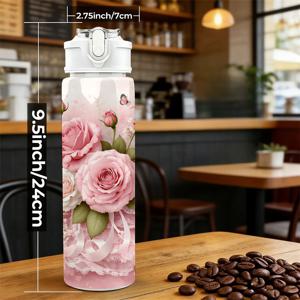 1개 25Oz/750ml 스포츠 컵 물병, 뚜껑 및 빨대 포함 2D 프린트, 섬세한 연한 핑크색 장미와 흰색 꽃잎, 레이스, 새틴 리본, 그리고 작은 나비가 조화롭고 부드러운 꽃꽂이를 형성합니다. 재사용 가능한 가벼운 Pe