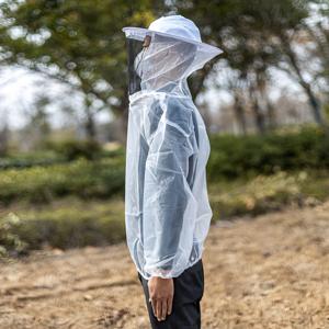 투명 화이트 베일 일체형 햇빛 가리개 완벽한 의상. 매칭 컬러 와이드 브림 햇빛 가리개 모자, 가벼운 쉬폰 드레스 조합. 농장, 숲 속 탐험, 야외 산책, 시원한 여름 의상