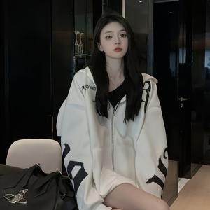 가을 겨울 브랜드 레터링 패션 후드 커플 후드티 올해 신상 시니어 디자인 감각의 여성용 루즈핏 긴소매 보온 대형 사이즈 코트