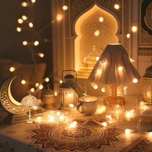 라마단 별, 달, 작은 흰색 공이 장식된 10-LED 스트링 조명. 이 라마단 장식용 조명 스트링은 발렌타인데이, 라마단, 이드, 침실, 집, 벽, 생일 파티, 발렌타인데이, 결혼 시즌, 새 학기 시작에 완벽한 선택입니다. 배터리 구동 (배터리 미포함)