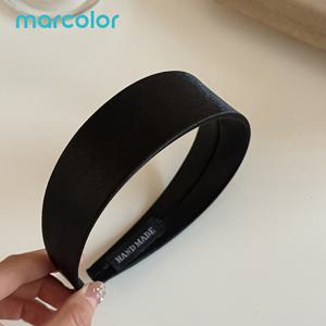 Ms. Marcolor 광택 새틴 와이드 헤어밴드, 사색상의 고급스러운 진주광택 원단으로 제작된 도톰한 헤어후프, 우아한 글리터 질감의 와이드 헤어밴드, 단색의 편안한 헤어밴드. 이 우아한 단색 헤어 액세서리는 얼굴에 어울립니다