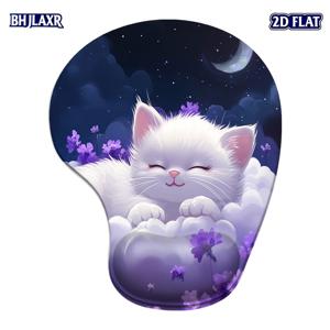 2D 평면: 보라색 꽃이 있는 구름 위에서 자는 귀여운 아기 고양이, 아름답고 고요한 풍경. 미끄럼 방지 베이스와 손목 지지대가 있는 실리콘 마우스 패드. 선명한 고양이 패턴 디자인의 사랑스러운 마우스 패드