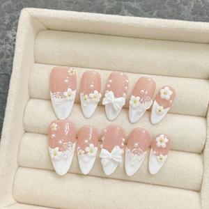 외모를 업그레이드하세요: 24개 아몬드 모양 인조 네일 세트. 투명 누드 화이트 작은 꽃 네일. 우아한 진주 나비 네일 스티커. 핸드메이드 네일. 탈부착 가능한 인조 네일. 프레스온 네일