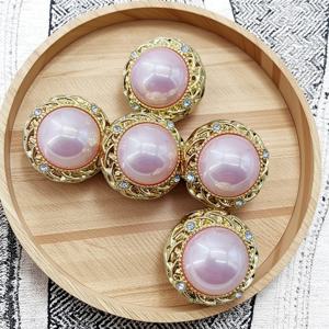 5개, 21mm 대형 골드 톤 메탈 단추, 오픈워크 조각 골든 프레임, 핑크 진주 질감의 중앙 스톤, 라인석 테두리, 셔츠, 청바지, 재킷, 드레스, 스웨터, 코트, 트렌치 코트에 장식용으로 꿰매는 프로젝트에 완벽