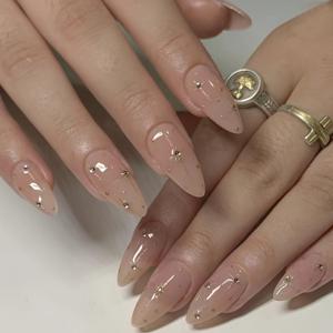핸드메이드 누드 핑크 파인 글리터 스타버스트 라인스톤 누드 핑크 베이스 프레스온 네일 10개 세트 (XS/S/M/L): 파인 글리터와 스타버스트 라인스톤이 특징인 이 스타일은 부드럽고 활용도 높으며, 밝고 매끄럽고 섬세한 질감의 네일로 일상 출퇴근, 달콤한 캐주얼 데이트 및 기타 행사에 적합합니다. 재사용 가능