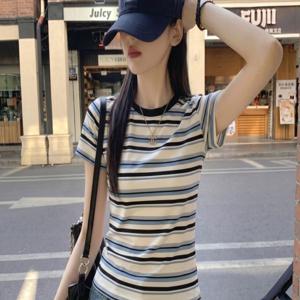 신상 엄마옷 데일리로 활용하기 좋고 나이 적어보이는 줄무늬 반팔 티셔츠 여성 빅사이즈 배 가려주고 루즈핏으로 살 커버하는 상의