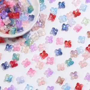 40개 11x16mm 그라데이션 유리 네잎클로버꽃 루즈 비즈, 투명한 부드러운 마카롱 색상 팔레트, 신선한 핑크, 블루, 퍼플, 화이트 톤 포함, 일부는 무지갯빛 광택 질감. 공예 애호가를 위한 달콤한 액세서리나 숲 테마 액세서리(꽃 팔찌, 헤어 액세서리), 펜던트, 저널 장식 등 DIY 수공예품을 꿰기 적합하며, 창의적인 공예 재료로도 사용 가능