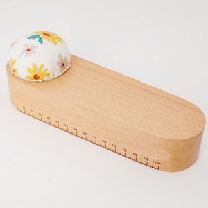 플로럴 패브릭 케이스 포함 너도밤나무 2-in-1 핀 홀더 & 스케일 자 - 스케일 재봉 게이지, DIY 공예, 퀼트에 적합한 휴대용 나무 받침 핀 케이스