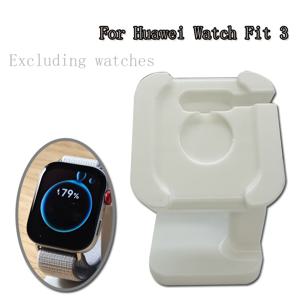 스마트 워치 탁상용 충전 스탠드, Huawei Watch Fit 3 충전과 완벽 호환. USB 케이블용 슬롯 수납 디자인 및 시계 밴드용 고리 수납이 있는 미끄럼 방지 베이스 포함. 플라스틱 제작, 전원 공급 없음, 전기 필요 없음.