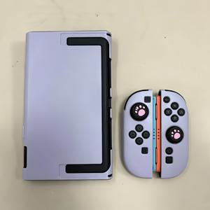 Switch 2를 위해 특별히 디자인된 분리형 보호 케이스 (캡 포함). 부드러운 타로 퍼플 색상과 무광 엔드가 특징이며, 충격 방지, 스크래치 방지 및 지문 방지 기능이 있습니다. 콘솔 및 Joy-Con을 위한 분리형 디자인으로 설치가 용이합니다.