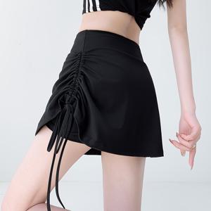미끄럼 방지 디자인의 하이웨이스트 드로스트링 테니스 스커트; 속건성, 통기성 투피스 스타일 운동 스커트; 피트니스, 요가 및 러닝을 위한 다용도 스커트, 몸매를 슬림하게하고 엉덩이를 가리며