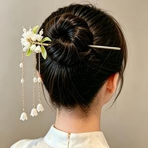 백합 머리핀, 우유 같은 흰색 백합 꽃잎의 덩어리, 투명한 꽃잎과 부드러운 녹색 잎사귀의 조화, 아침露에서 따온 것처럼 신선함. 처진 인조 진주 체인, 걸음걸음마다 부드럽게 흔들면서 섬세한 빛으로 반짝임