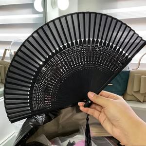 우아한 블랙 빈티지 대나무 접이식 부채, 화이트 도트 디자인 - 가볍고 휴대가 간편함, 댄스, 공연, 웨딩 장식, 파티 액세서리 또는 선물용으로 적합