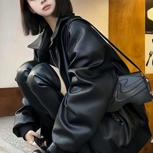 여성용 블랙 레더라이크 본버 자켓, 오버사이즈 핏으로 캐주얼하고 편안한 착용감을 제공하며, 레더라이크 소재로 세련되고 트렌디한 스타일을 연출할 수 있고, 가벼운 무게로 활동성도 뛰어나며, 데일리 룩부터 스트릿 코디까지 다양한 분위기에 어울리며, 단색 디자인으로 매치하기 쉬운 가을 겨울용 여성 외투로, 질감이 좋고 내구성도 뛰어난
