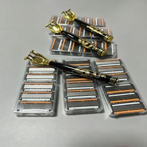 3개 검은색 황금 용 손잡이와 42개 날, 1년 분량 (상자 미포함) 6중날 정밀 날로 불필요한 면도 줄을 줄여주고, 피부 친화적인 디자인으로 면도 및 제모 클리너를 재사용 가능한 디자인으로 설계했습니다.