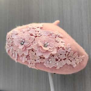 빈티지 스타일의 우아한 베레모 - 자수 디자인과 라인스톤 장식, 파티와 트렌디한 의상에 어울리는 여성용 페인터 모자, 각 색상의 자수 패턴은 무작위로 반사됩니다