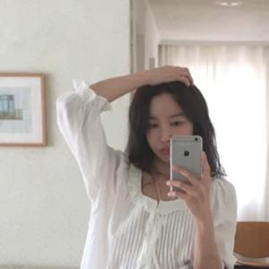한국 스타일의 부드러운 분위기, 다재다능하고 귀여운 나이감 줄이는 플리츠 우드 밑단 셔츠 탑
