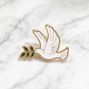 평화 비둘기 올리브 가지 배지, 날개 펼침 흰색 비둘기 이미지, 깨끗하고 순수한 흰색 날개에 가벼운 섬세한 깃털, 입을 벌린 올리브 가지와 5개의 어두운 녹색 잎, 셔츠 칼라, 핸드백 및 작은 개인 용품에 적합