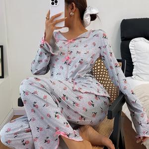 대비되는 색상 라佩르, V넥, 슬릿 디자인의 여성용 파자마 세트, 긴소매에 플로럴 프린트와 어울리는 긴 바지가 포함. 2피스 여성용 파자마 세트, 귀여운 블랙 색상. 여성용 캐주얼 세트, 박음질된 파자마, 봄, 가을, 겨울에 적합. 편안한 여성용 가을 겨울 의류