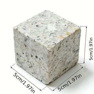 천연 화강암 대리석으로 제작된 단일 제품, 정사각형 모양 5×5×5cm, 풍부하고 시원한 질감과 자연적으로 독특한 맥락이 특징. 다용도로 실용적인 문서추간석 또는 책상, 책장, 현관을 위한 미니멀하고 현대적인 장식용 악센트로 사용 가능. 정교한 마감을 위해 기계 연마 처리됨, 다양한 인테리어 스타일과 잘 어울리며 사무실, 서재, 가정용 장식품으로도 적합