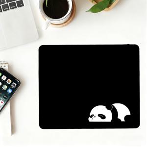 팬더 디자인의 흰색 실루엣이 특징인 사각 마우스 패드. 사무실, 서재, 게이밍 환경에 적합하며, 작업 공간에 완벽하게 어울립니다.