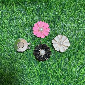 진주 꽃무늬 골프 마커 3개 세트, 금속 모자 클립 1개 포함. 모자나 가방에 클립으로 고정. 블랙, 핑크, 오프화이트 색상 선택 가능. 여성용으로 디자인, 그린에서 쉽게 식별 가능, 개인용 또는 선물용으로 좋음