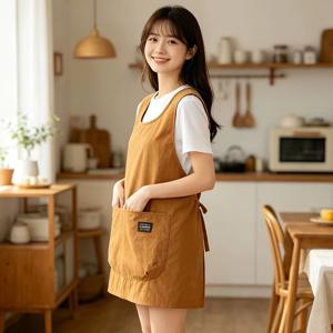 심플한 원피스 민소매 앞치마, 통기성 좋고 관리가 쉬운 원단 제작. 휴대폰과 도구를 넣을 수 있는 큰 주머니 특징. 모든 체형에 잘 어울리는 루즈핏, 요리, 베이킹, 바리스타 작업에 적합. 부드럽고 피부에 자극이 없으며 장시간 착용해도 편안함. 스타일리시하고 실용적임