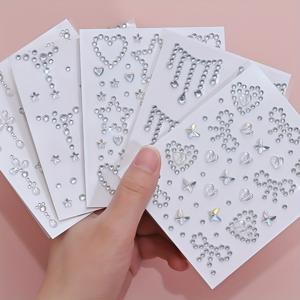 5장의 3D 반짝이는 AB 페이스 Gem 스티커 (하트, 나비 디자인). 이 자체 접착식 글리터 라인스톤 스티커는 얼굴 및 손톱 장식에 완벽하며, 바디 아트 및 축제 행사에 이상적입니다.