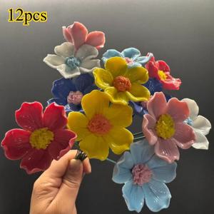 페르시안 데이지 12송이 인조꽃, 랜덤 색상, 세라믹 느낌의 인조꽃, 장식용 부케. 페르시안 데이지 의미: 고귀함, 자유, 명랑함, 영원한 행복. 이 유희적인 아름다움의 시대를 초월한 작은 작품을 집으로 가져와 매일 활짝 핀 꽃의 온화함으로 장식하세요