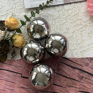 스테인리스 스틸 장식용 볼 4개 세트 - 결혼식, 생일, 크리스마스, 부활절에 적합한 금속 파티 장식 - 천장, 벽 장식용 클립 포함 - 내구성 강한 6cm 직경