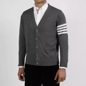 [THOM BROWNE] 메리노울 클래식 브이넥 가디건 MKC002A Y1014 038