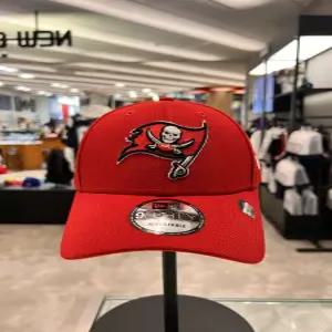 뉴에라 NFL 더 리그 탬파베이 버커니어스 볼캡 레드 12494445 631068
