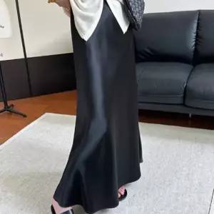 여성용 모티로 새틴 글로시 밴딩 롱 슬림 스커트