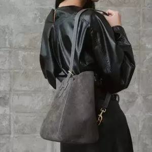 [헤지스](대구신세계)[H-EDGE][인기급상승][백화점BEST] 엣지백 시그니처 H 그레이 스웨이드 숄더 M HIB...