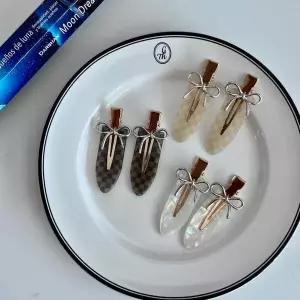 삽 리본 서핑보드 메이크업 집게핀 악어핀 옆머리 고정핀 머리핀 삼각 포인트 소품샵 (38963373)