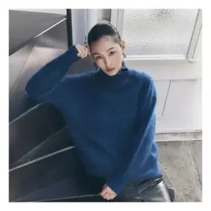 르네크루 브러쉬드 화이트캐시미어100% 풀오버 [런칭 가격 349,000원]