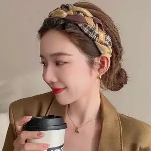 여자 가을 데일리 룩 꼬임 체크 머리띠 코디 헤어밴드