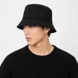 아미 AMI UHA666 AW0041 001 드 꾀흐 하트 로고 자수 개버딘 버킷햇