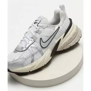 NIKE V2K 런 W - 서밋 화이트:퓨어 플래티넘:라이트 아이언 오어:메탈릭 실버 / FD0736-100