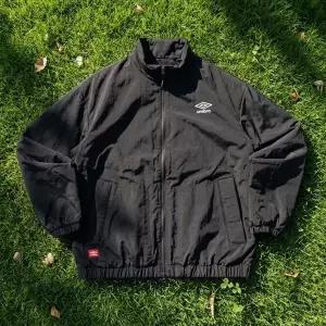 엄브로O 클래식 패딩 봄버 UQ321CPJ92BLK