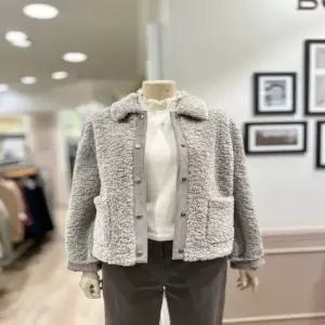 BCBG 썬 쉬르 포우 무스탕 점퍼 B5D9F821